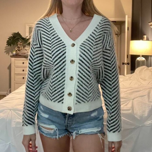 Fuzzy Chevron Black & Off White Button Up Cardigan Long Sleeve V-Neck - Picture 14 of 16